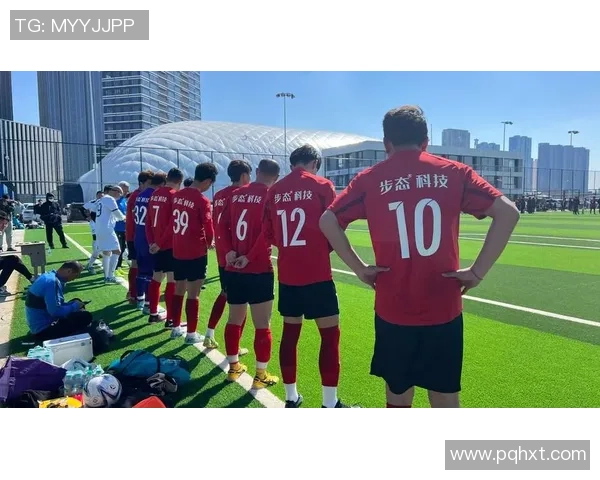 球星们热衷观看精彩足球比赛展现他们对绿茵场的真挚热爱